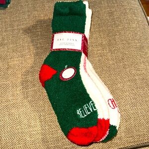 NWT Rae Dunn Cozy Crew Christmas Socks - Green, Red, White 4 pair WMN SS 9-11